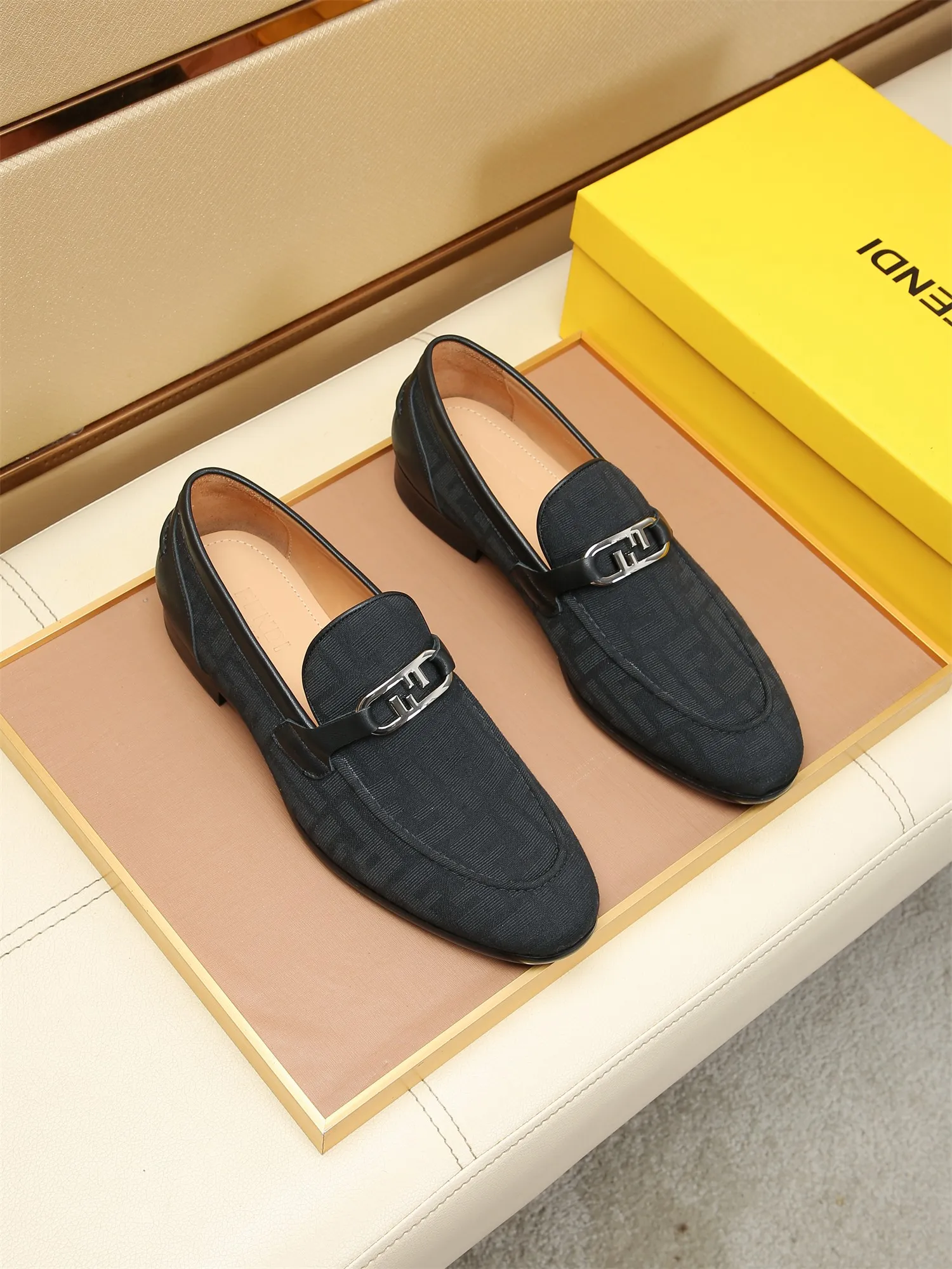 Men's shoes💰460 🕷🕷【FENDI】The latest men's formal leather shoes🇨🇳Classic series not to be missed💯The first layer is made of imported first-layer cowhide☘Original quality, the leather is smooth and delicate🎋Awesome version, perfect streamlined outline🍇Cowhide lining, size 38-44 (customized at 45.46)...